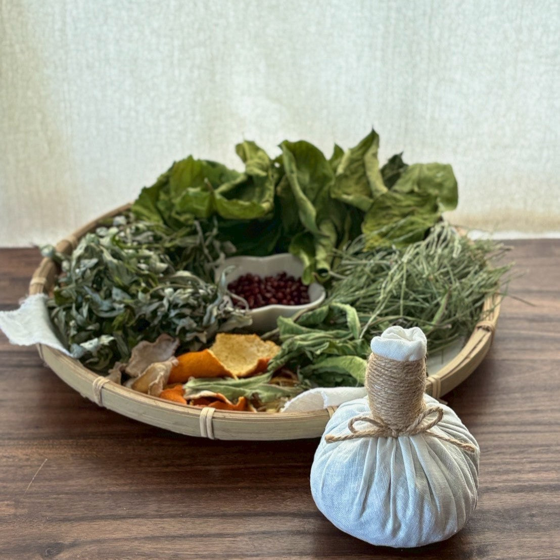 和草ハーブボール®「なごむ」｜どこか懐かしい香りに包まれる、里山のセルフケア