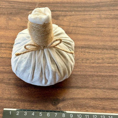 和草ハーブボール®「なごむ」｜どこか懐かしい香りに包まれる、里山のセルフケア